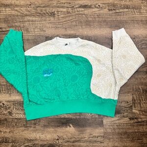 Nike Cropped Women's Green and White Crew Neck Sweater